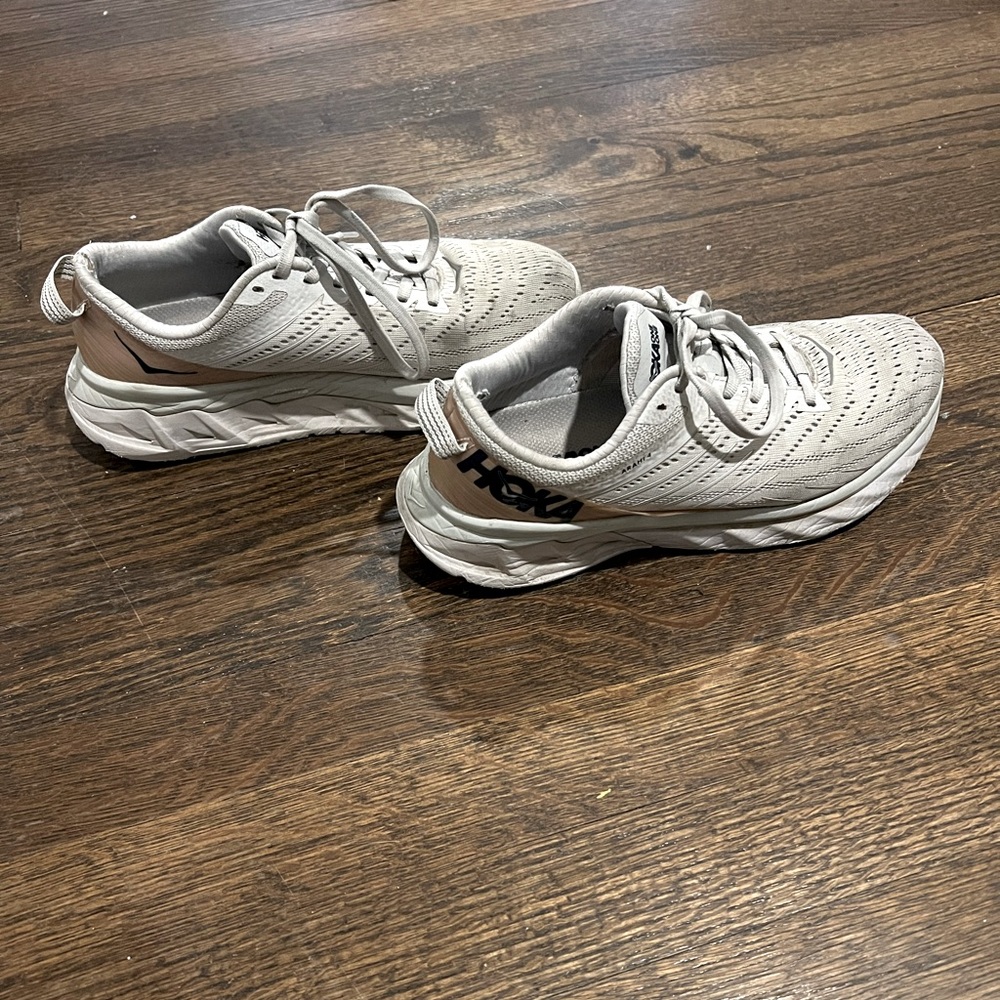 Hoka Arahi 4 running shoes